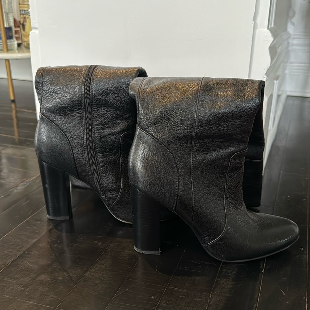 I’m selling a designer knee high heel from Banana Republic. They are a size 9